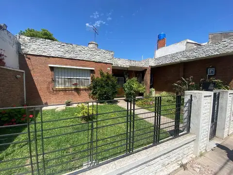 Casa de 4 ambientes en Ituzaingó Norte con Amplio Patio,Pileta y Cochera