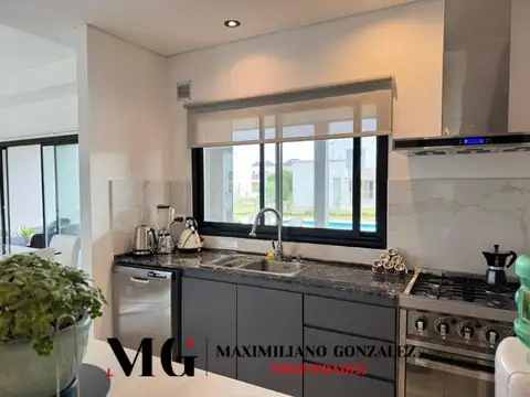 Casa 4 ambientes con 2 baños