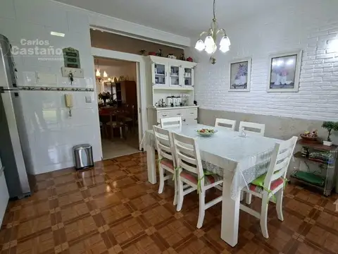 Casa 5 ambientes con 2 baños