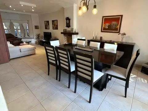 CHALET EN VENTA – LANÚS OESTE | 5 AMBIENTES, COCHERA Y FONDO