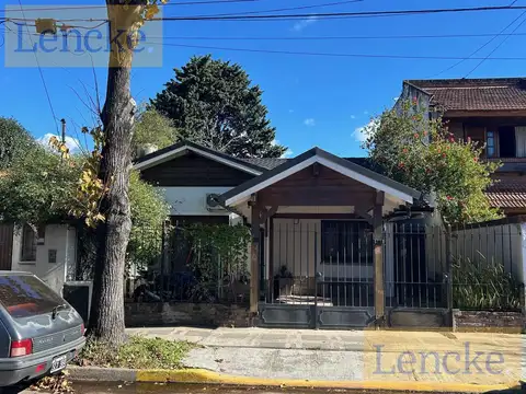 Olivos, en venta, casa reciclada íntegramente, 3 dormitorios, jardín con pileta