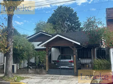 Olivos, en venta, casa reciclada íntegramente, 3 dormitorios, jardín con pileta