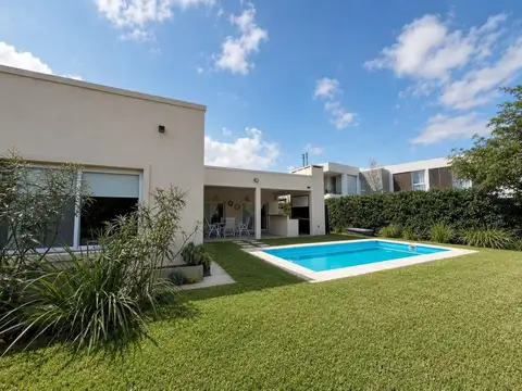 Casa con pileta en venta Barrio Islas, El Cantón. Escobar.