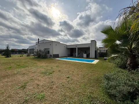 Casa 5 ambientes con 3 baños