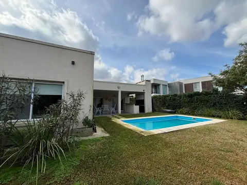 Casa con pileta en venta Barrio Islas, El Cantón. Escobar.