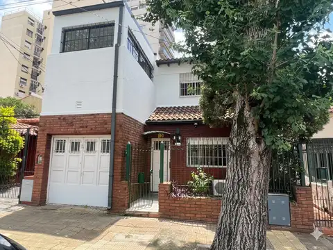 La Lucila: Entre Av y Vías: Excelente Casa Al Frente de 5 Dormitorios. Patio y Gran Terraza Propia. Excelente ubicació