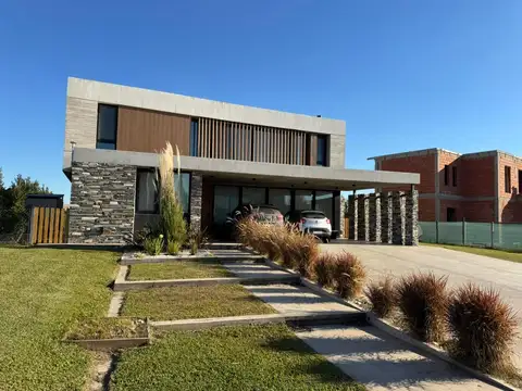 Casa en Venta en El Cantón - Barrio Golf, USD 550.000