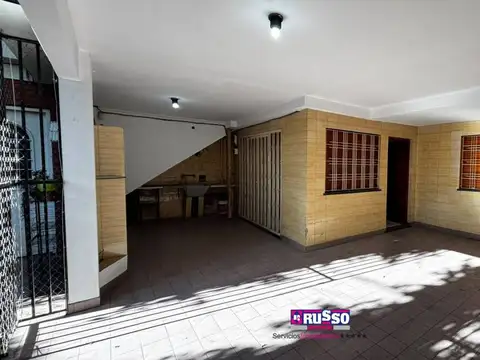 Casa en Alquiler con 2 cocheras