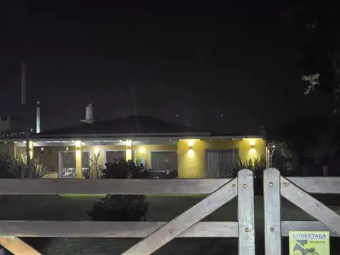 Quinta cuatro ambientes venta Lujan