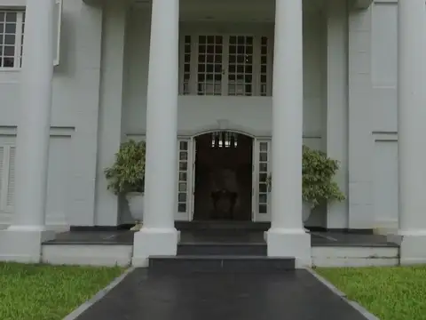 Imponente mansión sobre costanera Santafesina