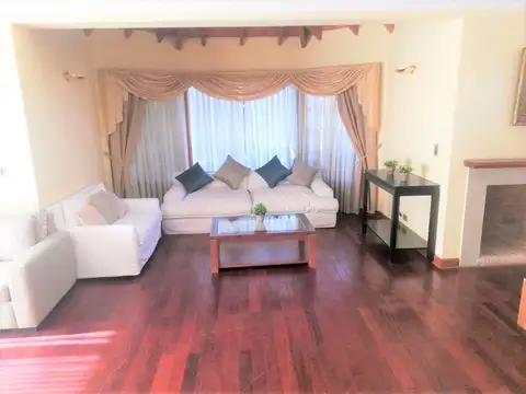 Casa en Venta con 3 cocheras