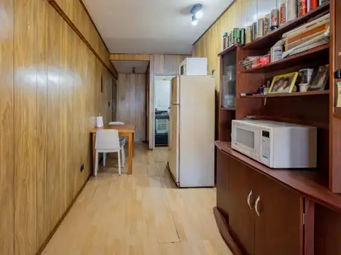 1 1/2 AMB. AL FRENTE EN ESQUINA SOBRE 2 AVDAS.!