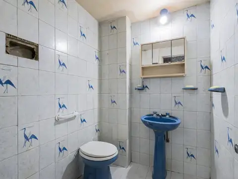 1 1/2 AMB. AL FRENTE EN ESQUINA SOBRE 2 AVDAS.!