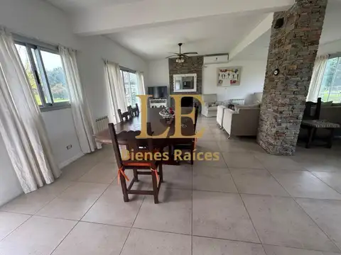 Casa en Venta con 3 cocheras