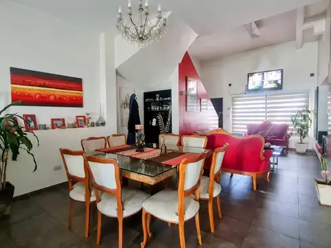 Casa en Venta con 2 cocheras