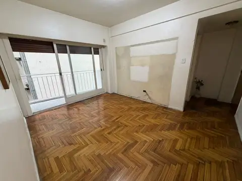 3 Ambientes con balcón. Excelente ubicación.