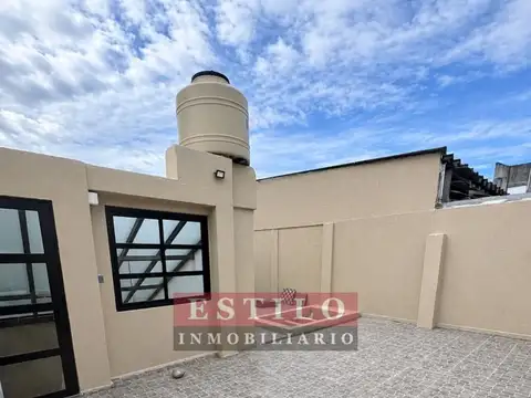 Excelente PH tipo casa de 3 ambientes con entrada independiente y cochera