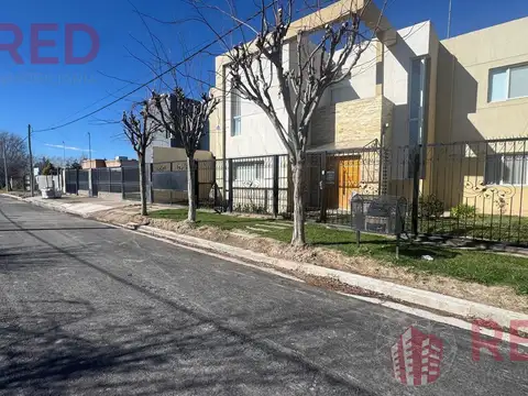 Casa 6 ambientes con 2 baños