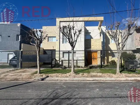 Casa en Venta con 2 cocheras