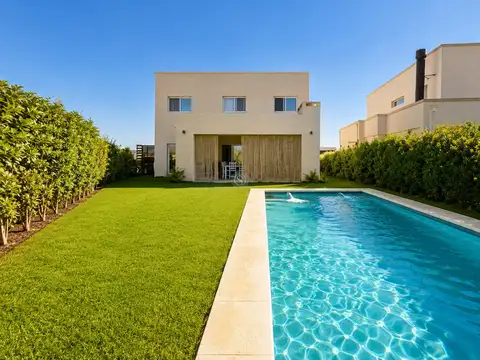 Casa  en Venta en Santa Lucia, Pilar del Este, Pilar