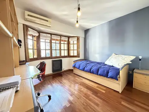 Duplex con jardin y pileta, impecable.