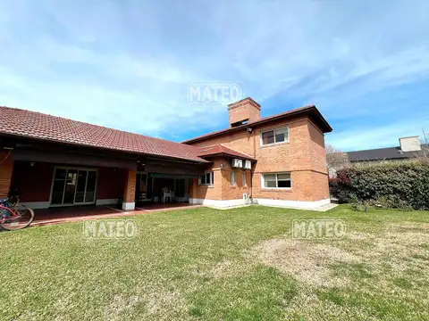 SOLIDO CHALET CON EXCELENTE UBICACION