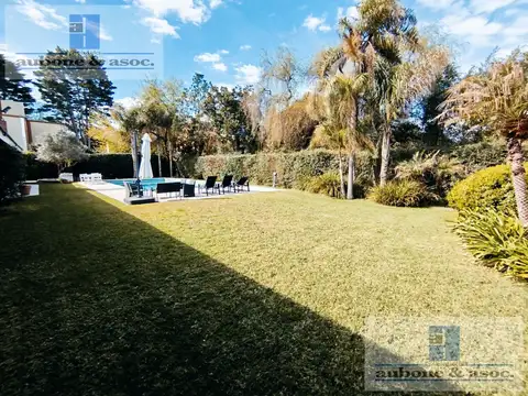 Casa en Alquiler con 4 cocheras