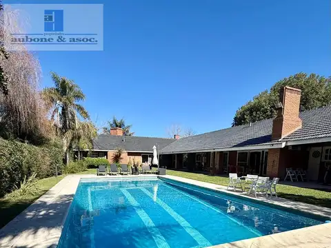 Casa de 3/4 dormitorios muy buena calidad y en impecable estado  