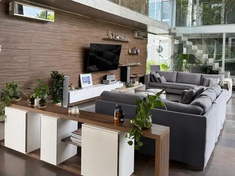 Casa en Venta con 4 cocheras