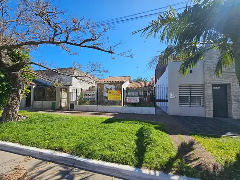 CASA 3 AMB. CON JARDIN Y FONDO LIBRE VILLA LUZURIAGA