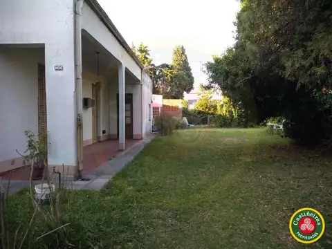 VENTA - CASA SOBRE 2 LOTES - INMEJORABLE UBICACIÓN  
