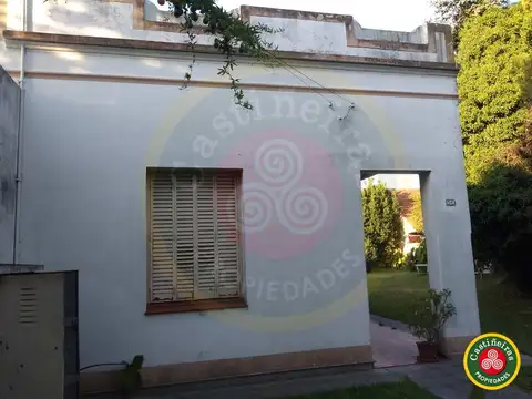 VENTA - CASA SOBRE 2 LOTES - INMEJORABLE UBICACIÓN  
