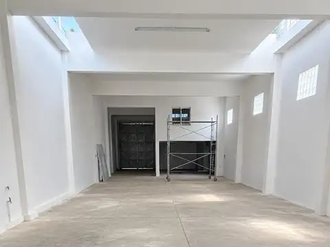 Galpón o depósito con local comercial. Zona Norte, a metros de Circunvalación.