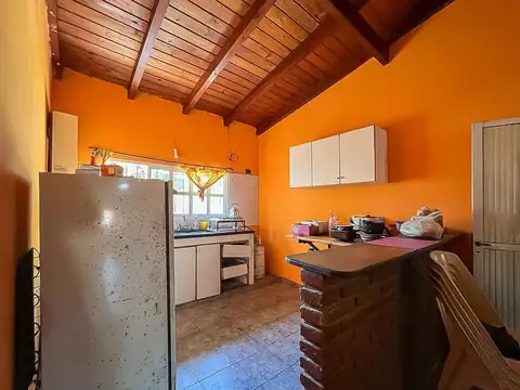 venta casa 2 dormitorios, cochera y duplex atras
