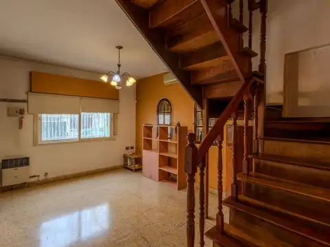 Casa 7 ambientes con 2 baños