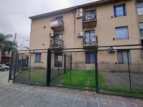 Departamento 2 ambientes con cochera en Castelar Centro - Moron.-