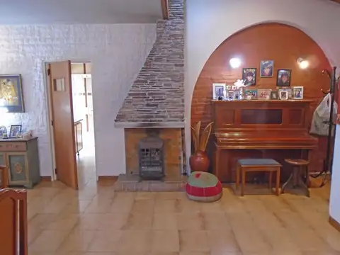 Casa 5 ambientes con 2 baños