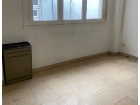 Dto. 2Amb. a la calle 1er piso por escalera
