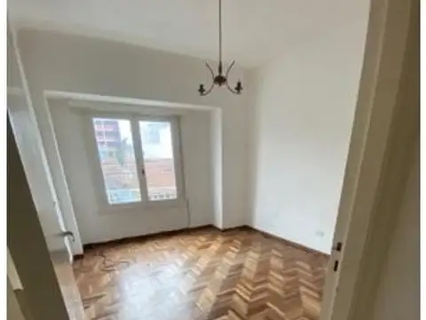 Dto. 2Amb. a la calle 1er piso por escalera