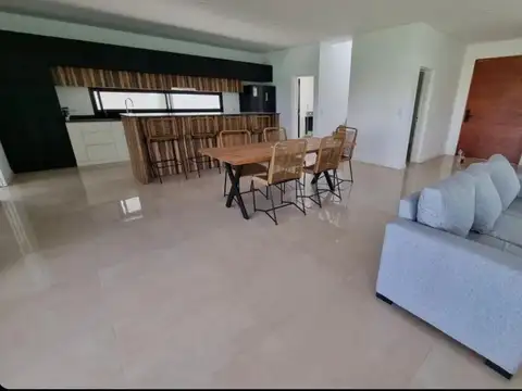 Casa 5 ambientes con 4 baños