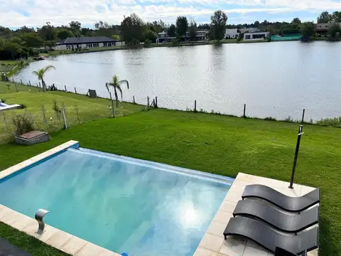 Casa en Alquiler con 2 cocheras