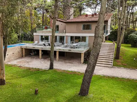 Casa en Alquiler Temporal con 4 cocheras