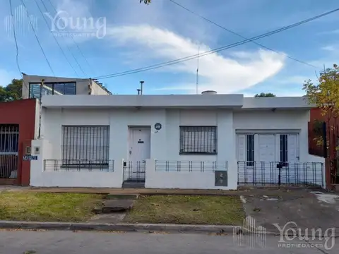 Casa 3 ambientes con patio y quincho en venta en Ezpeleta