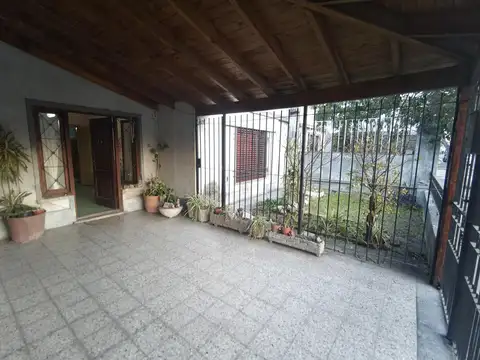 Casa de 4 ambientes en Lanús Este  