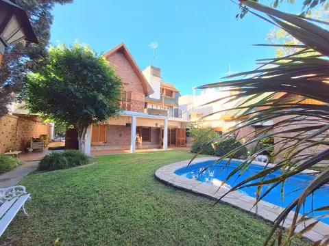 Casa en Venta con 4 cocheras