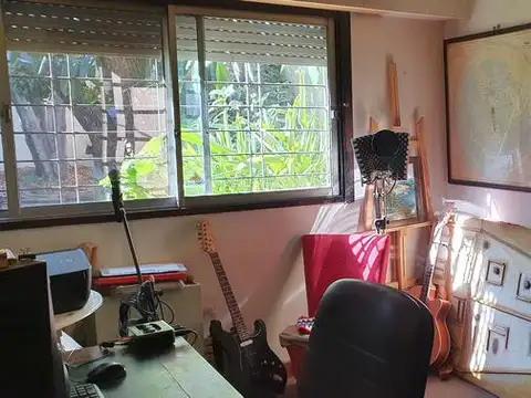 Casa en muy buen estado, cinco ambientes con cochera y patio-en venta