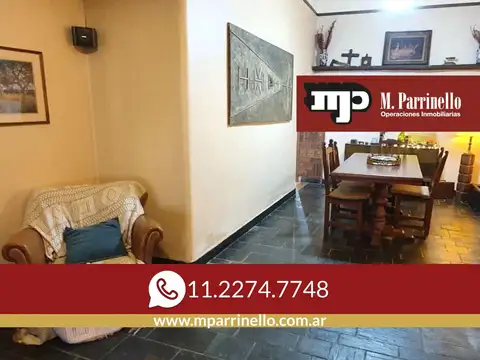 Casa en muy buen estado, cinco ambientes con cochera y patio-en venta