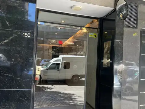 Departamento de tres ambientes con dependencia con cochera en Caballito