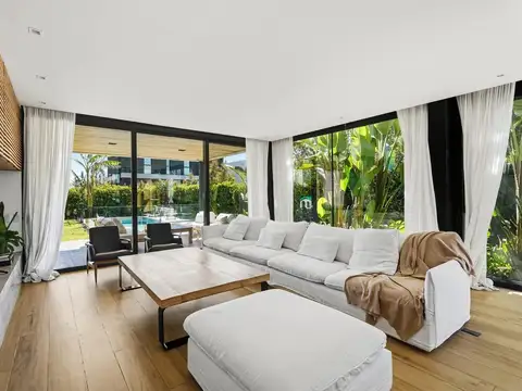 Casa en Venta con 4 cocheras