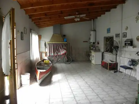 Amplia casa en venta a 10 cuadras de estaciones de Laferrere